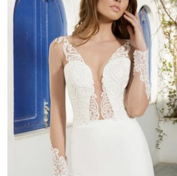 Gorgeous Wedding Gown, NEW, never worn, stored in garment bag! - Picture 1 of 16